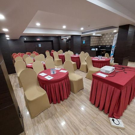 Central Beacon Hotel Surat Esterno foto