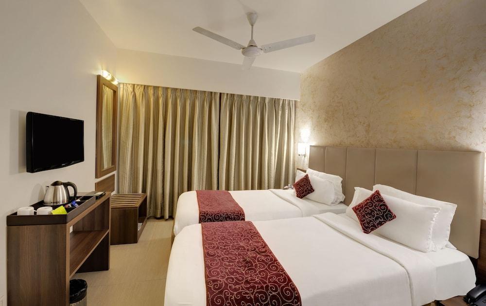 Central Beacon Hotel Surat Esterno foto