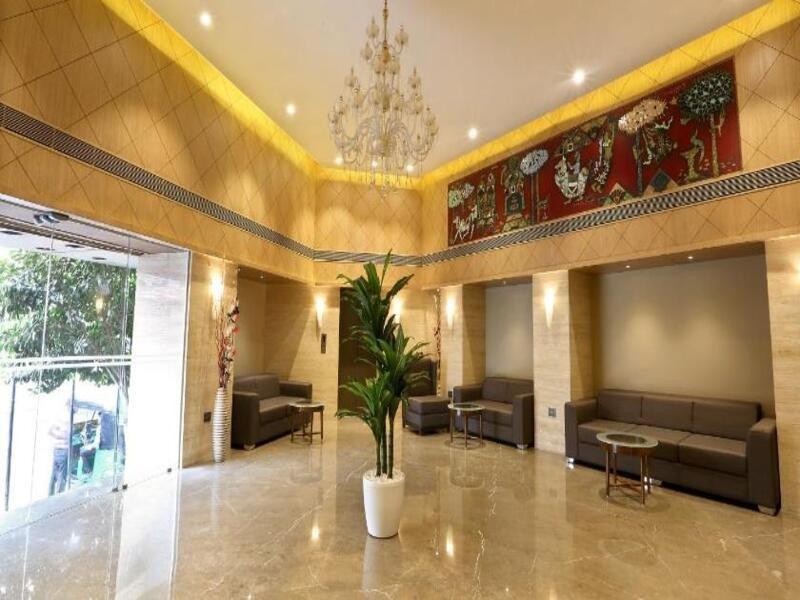 Central Beacon Hotel Surat Esterno foto