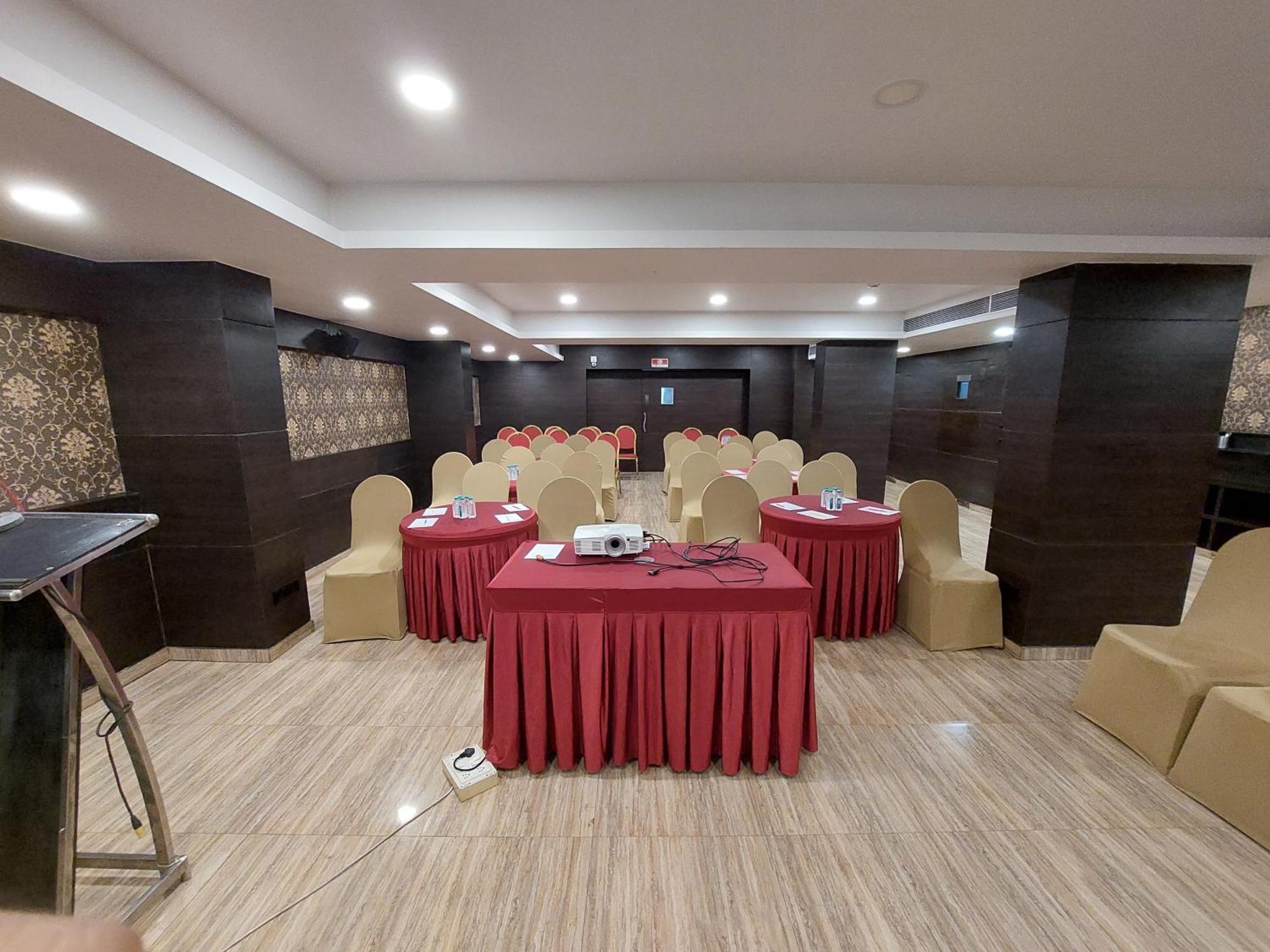 Central Beacon Hotel Surat Esterno foto