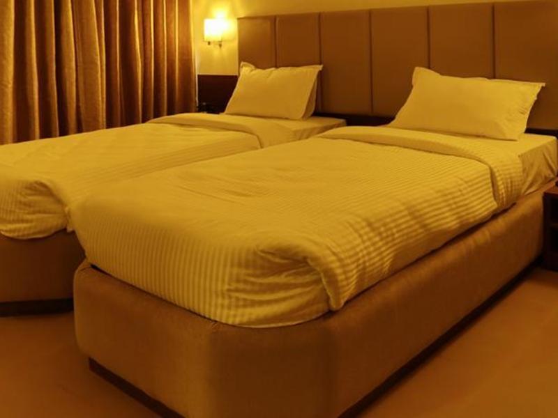Central Beacon Hotel Surat Esterno foto