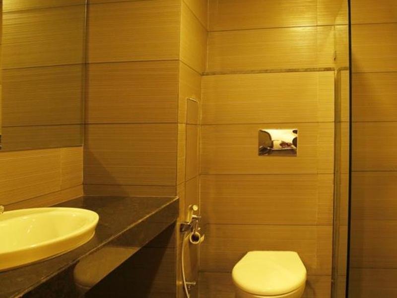 Central Beacon Hotel Surat Esterno foto
