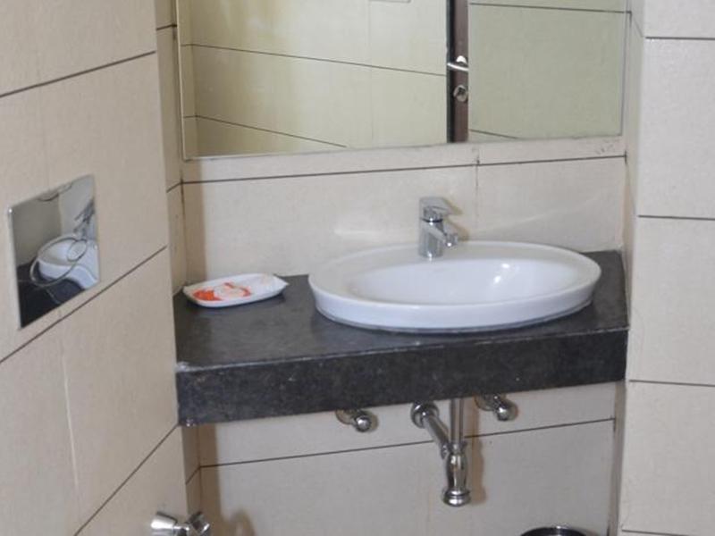 Central Beacon Hotel Surat Esterno foto