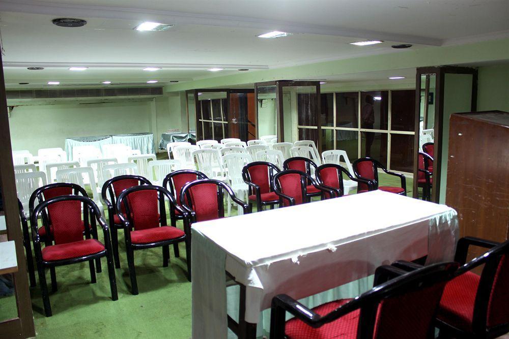 Central Beacon Hotel Surat Esterno foto