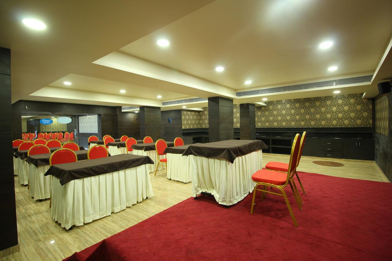 Central Beacon Hotel Surat Esterno foto