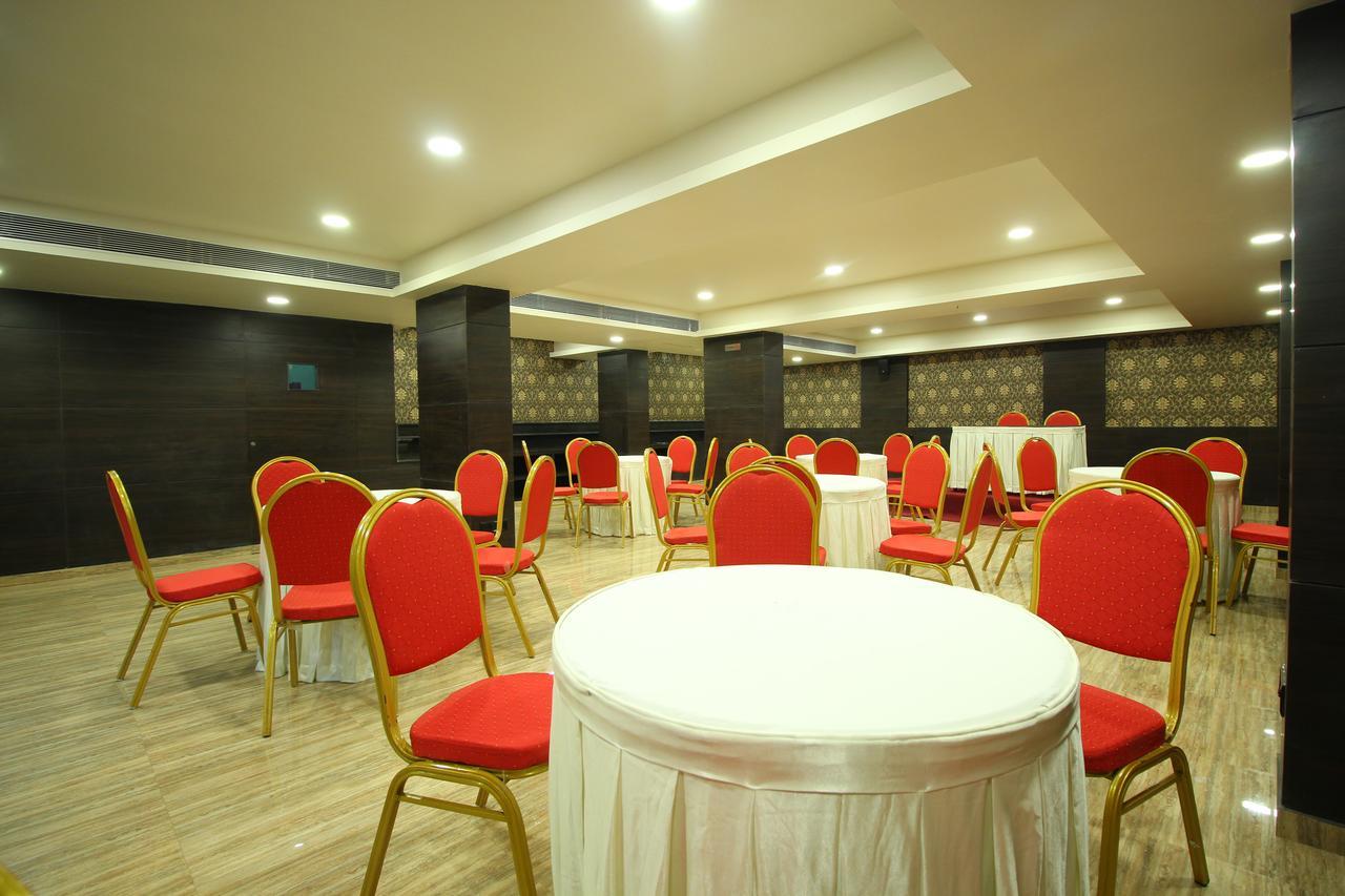 Central Beacon Hotel Surat Esterno foto