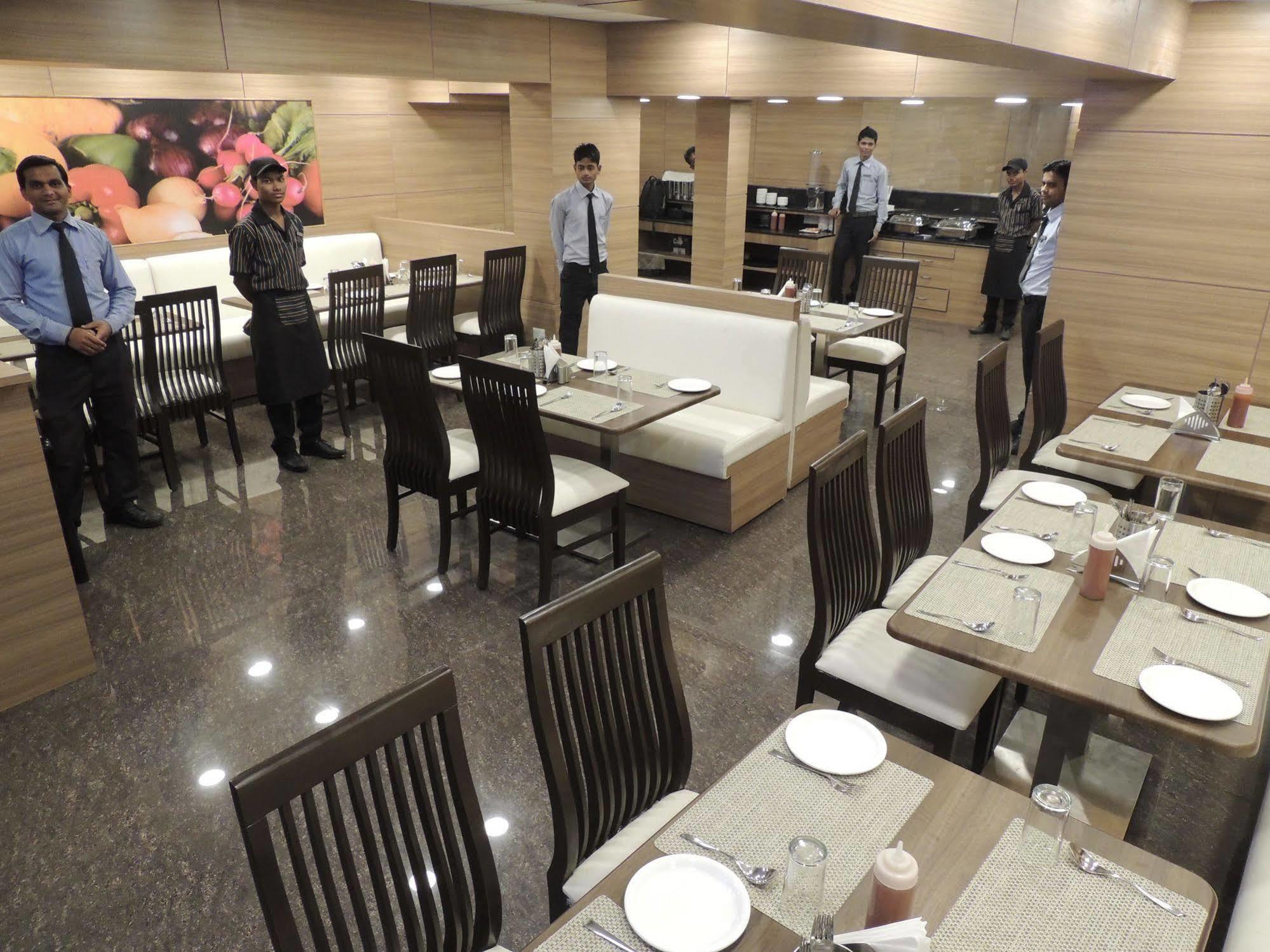 Central Beacon Hotel Surat Esterno foto