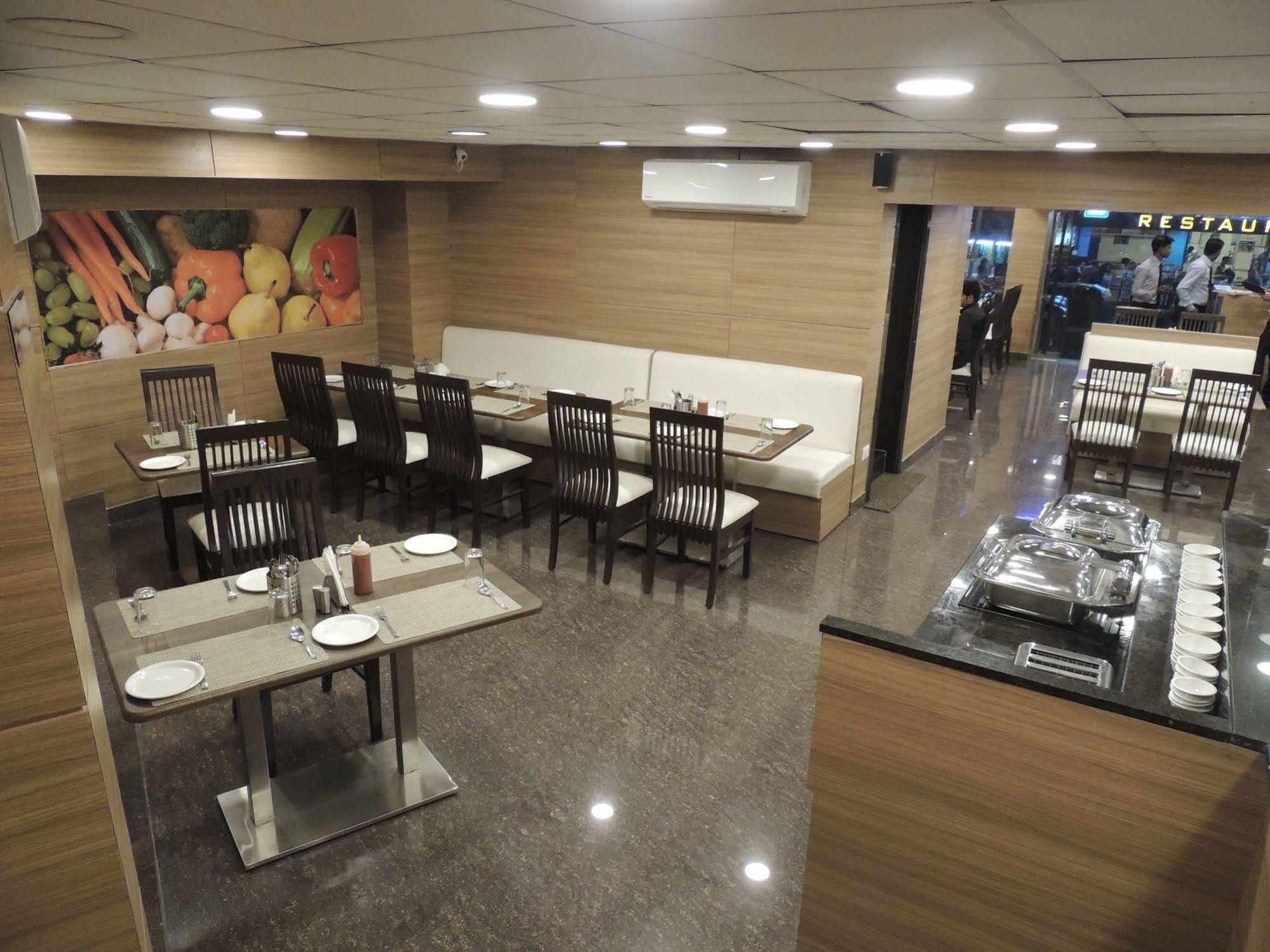 Central Beacon Hotel Surat Esterno foto
