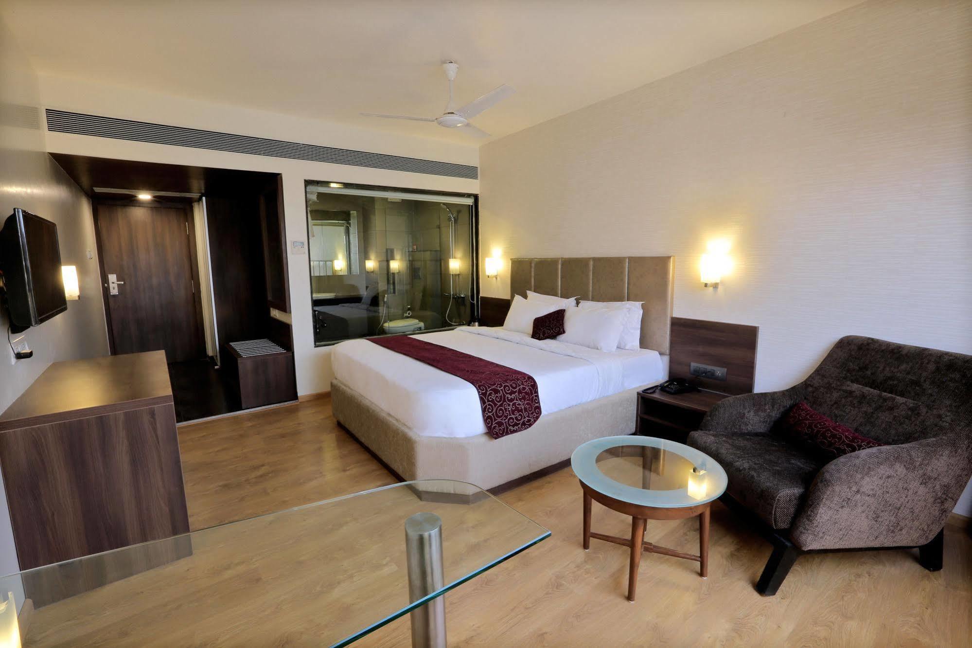 Central Beacon Hotel Surat Esterno foto