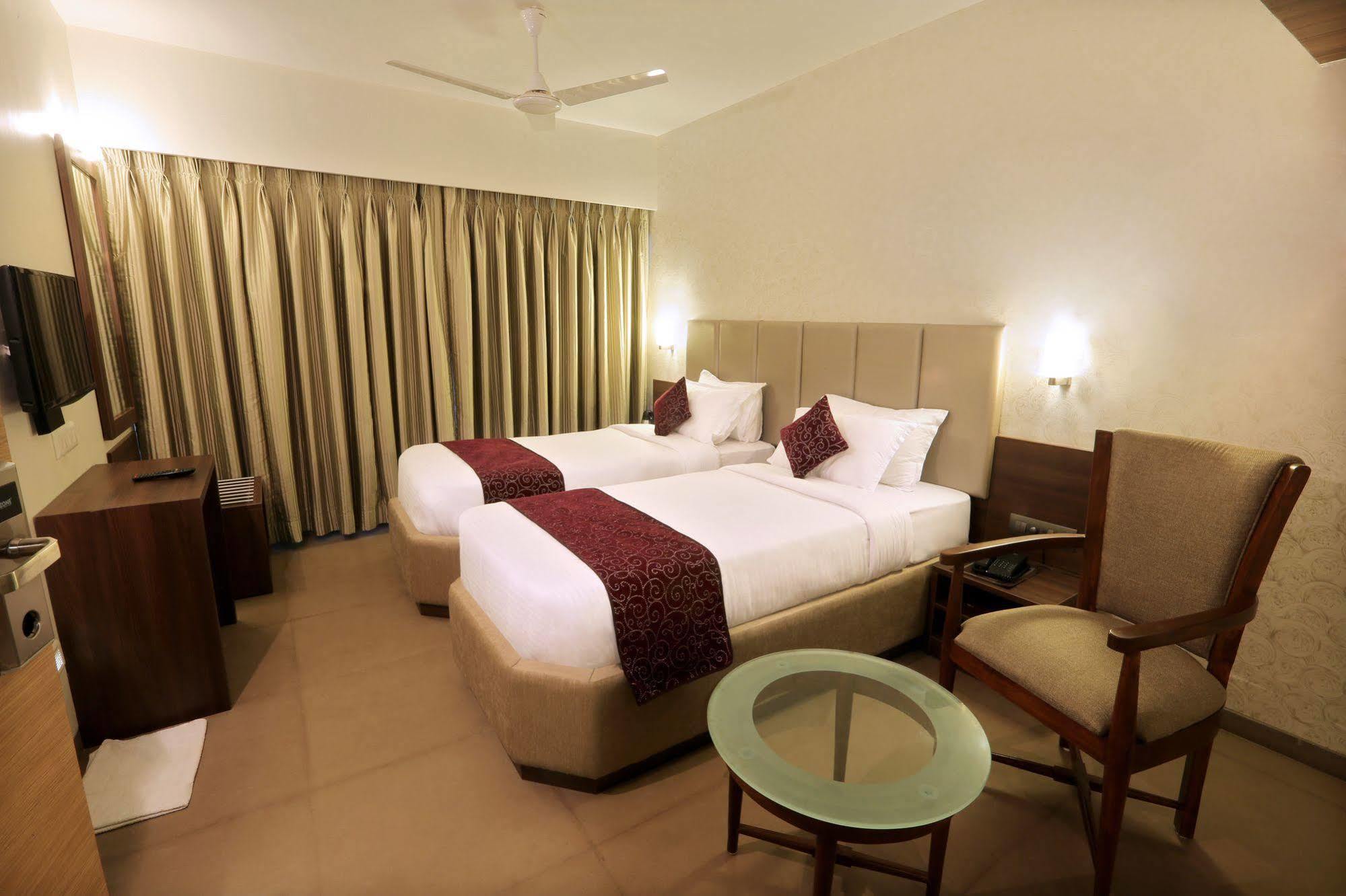 Central Beacon Hotel Surat Esterno foto
