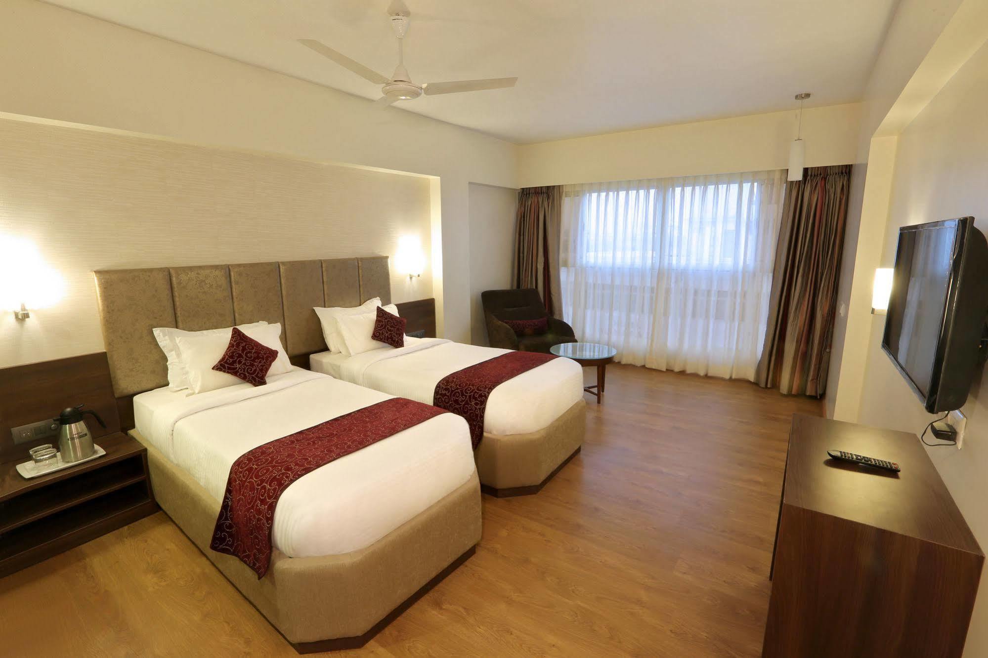 Central Beacon Hotel Surat Esterno foto