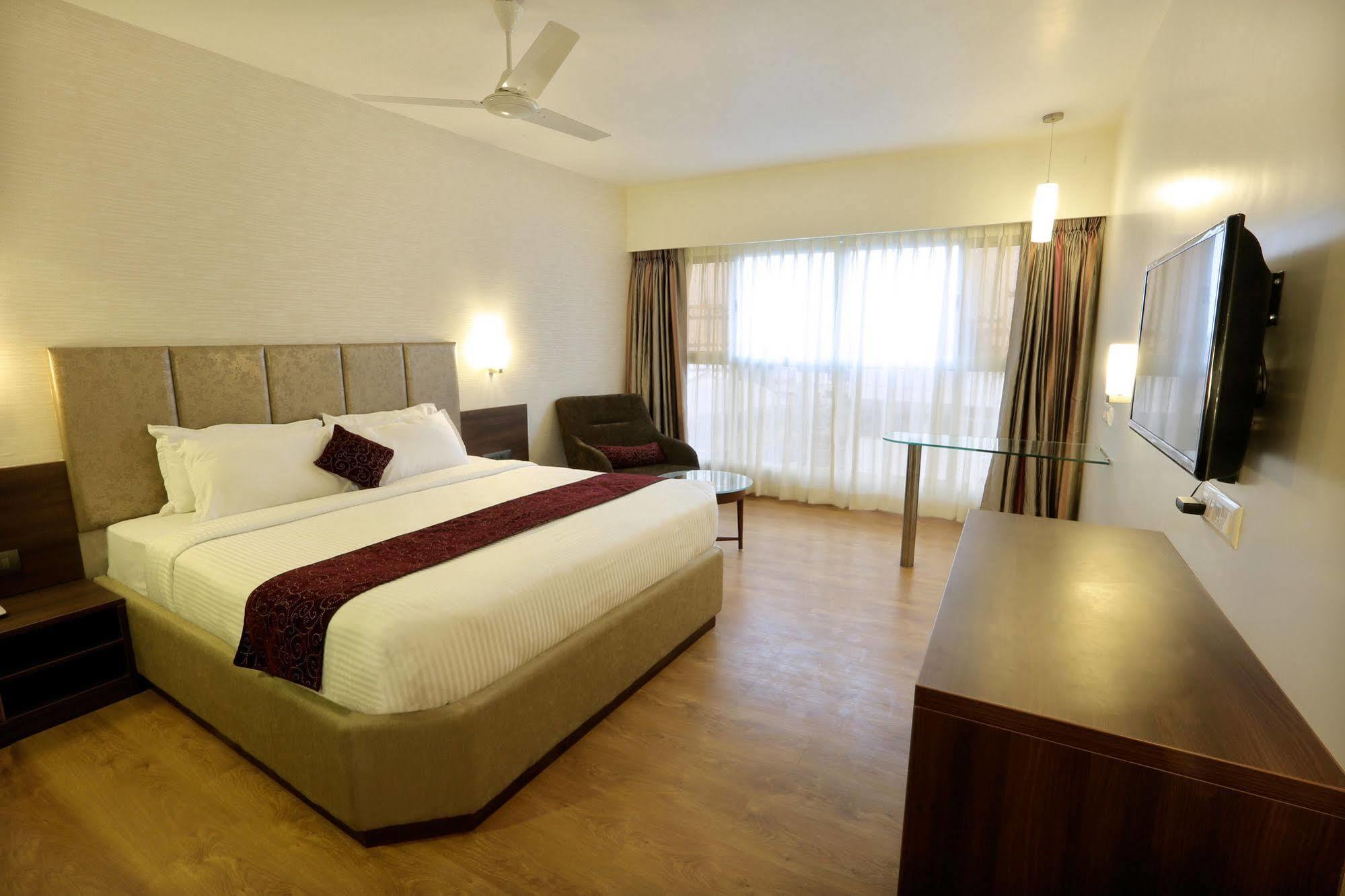 Central Beacon Hotel Surat Esterno foto