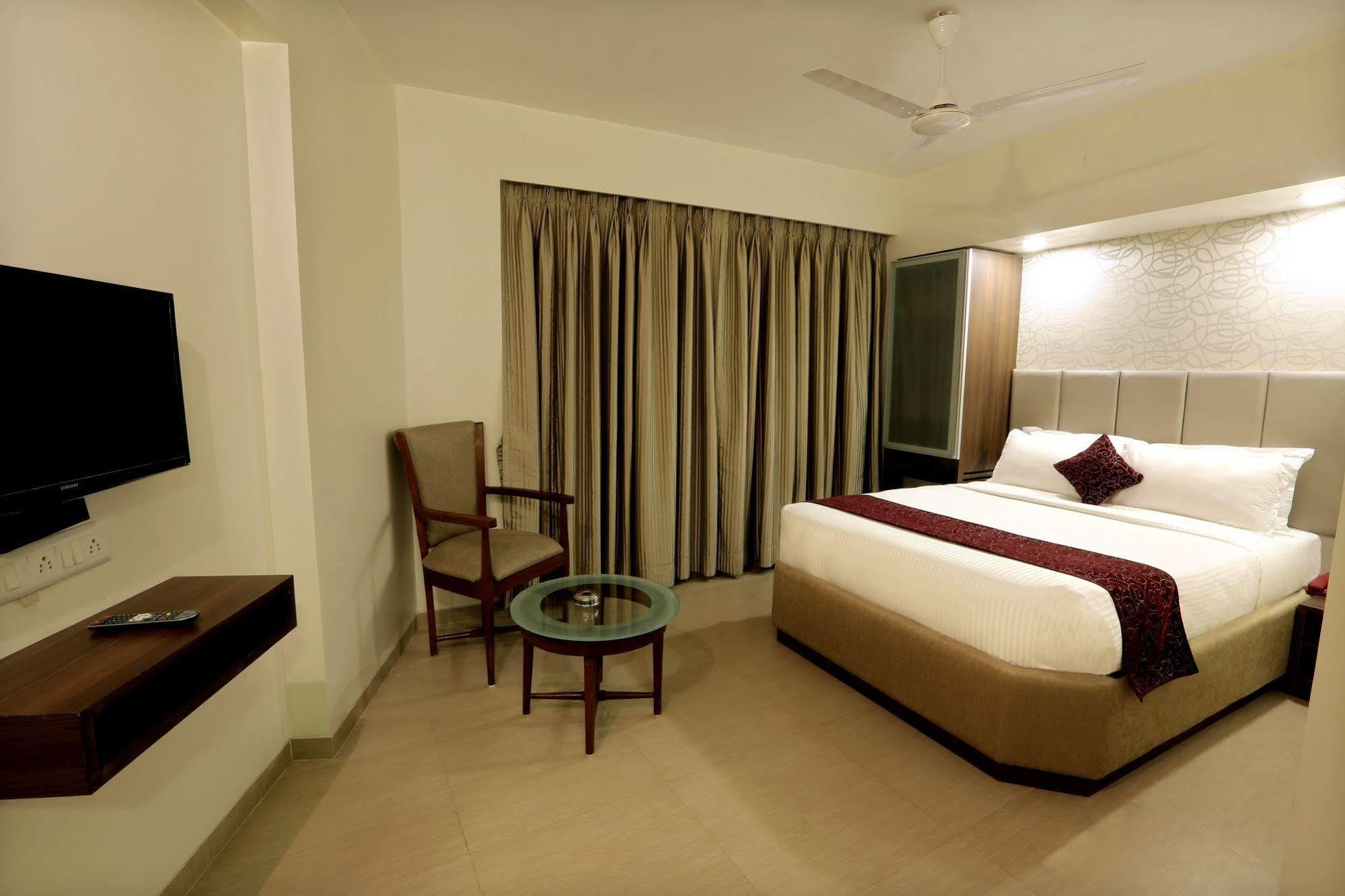 Central Beacon Hotel Surat Esterno foto