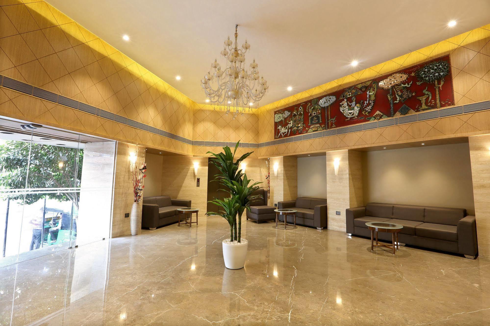 Central Beacon Hotel Surat Esterno foto