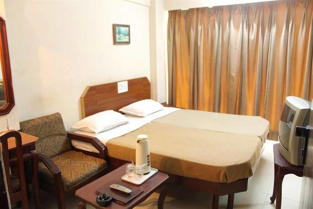 Central Beacon Hotel Surat Esterno foto