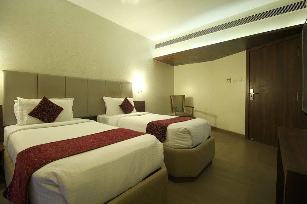 Central Beacon Hotel Surat Esterno foto