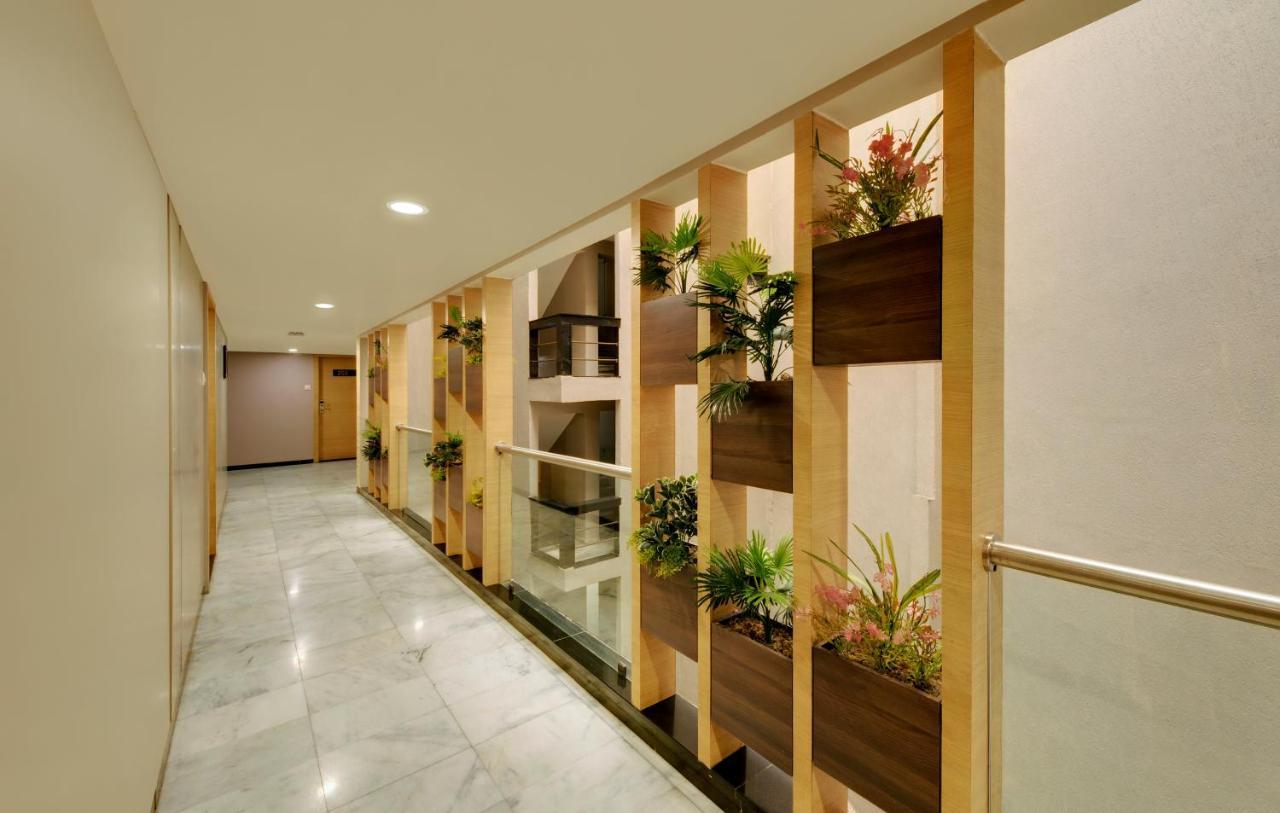 Central Beacon Hotel Surat Esterno foto