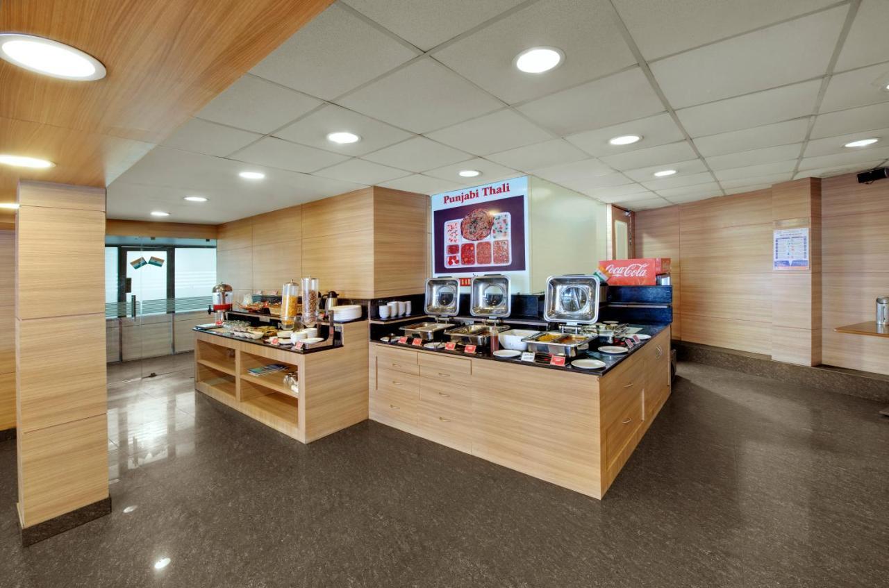 Central Beacon Hotel Surat Esterno foto
