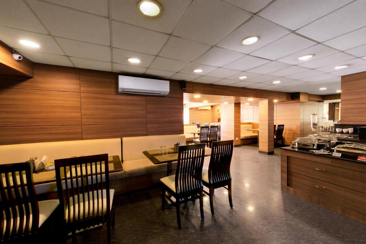 Central Beacon Hotel Surat Esterno foto
