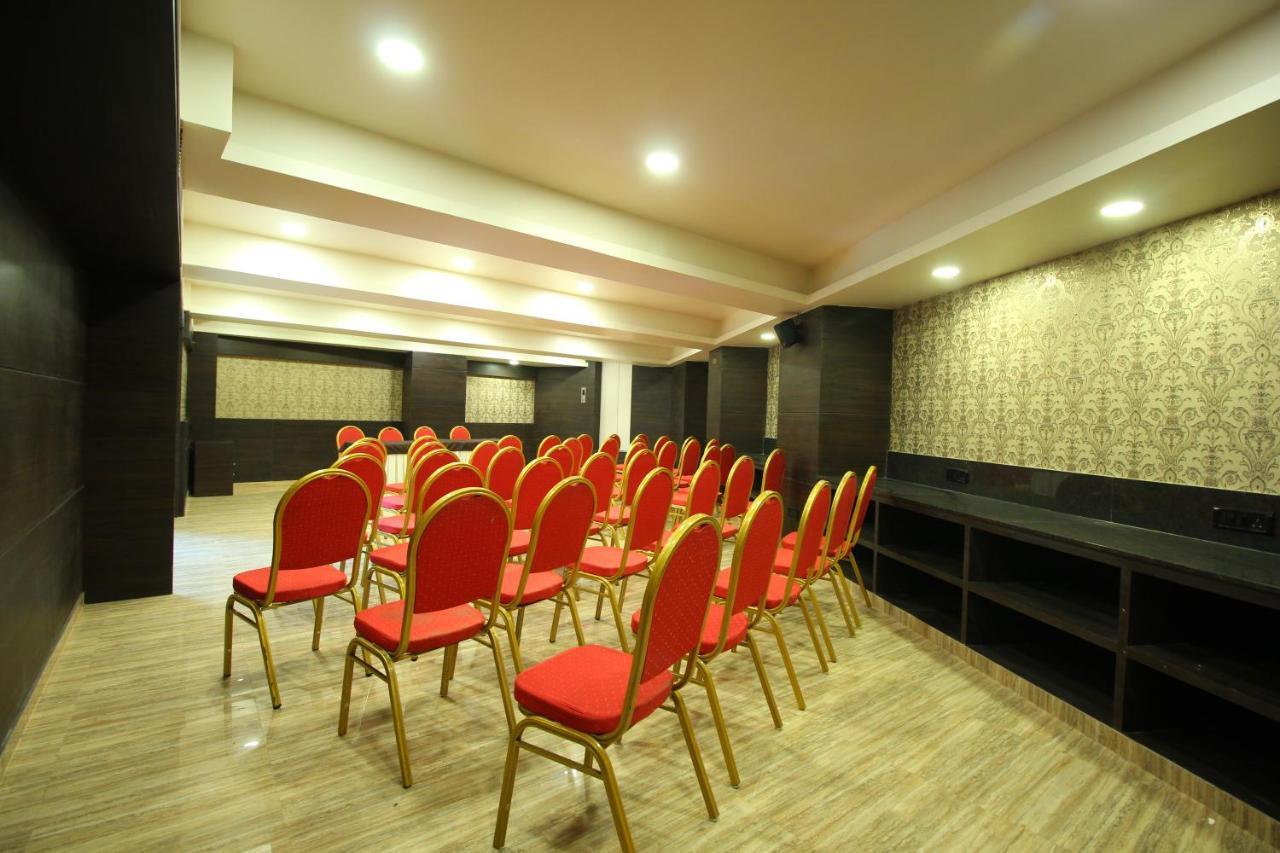 Central Beacon Hotel Surat Esterno foto