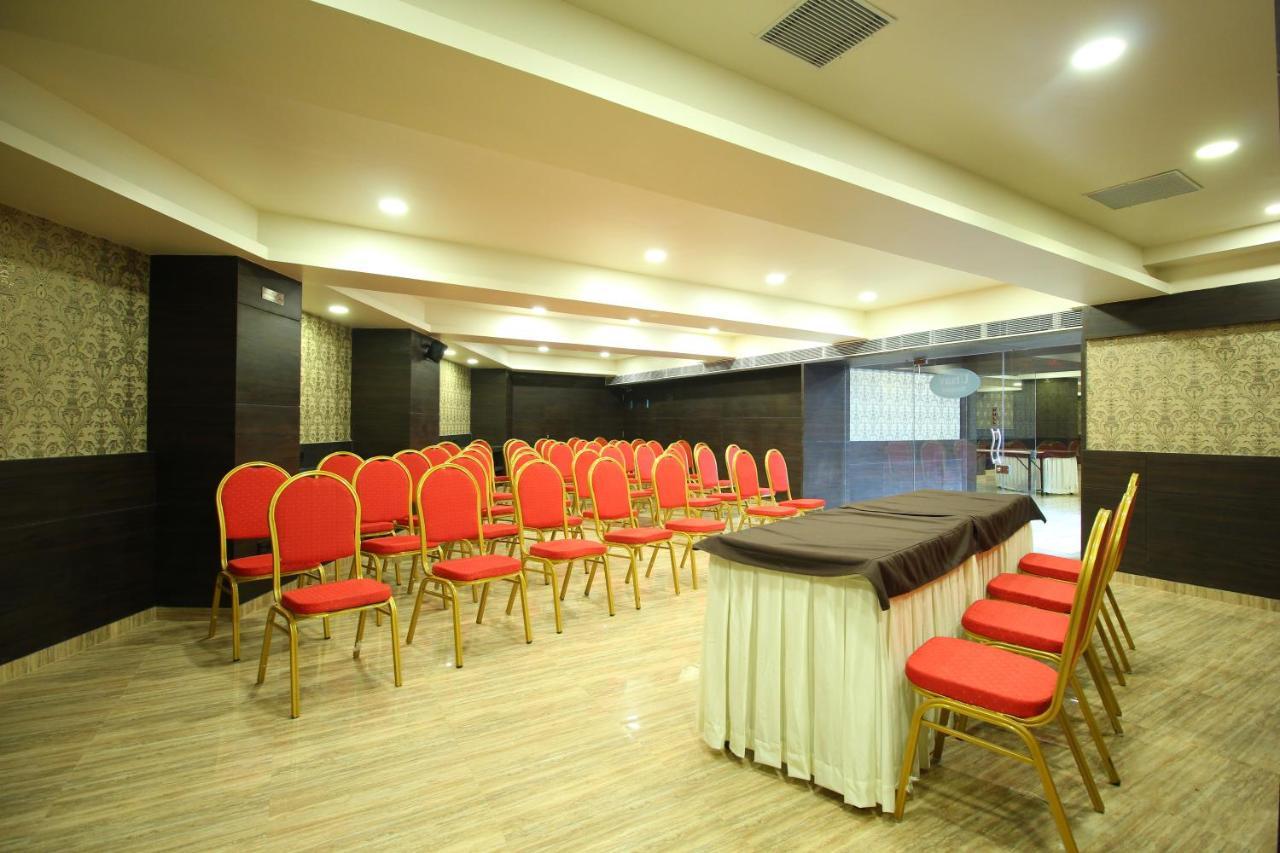 Central Beacon Hotel Surat Esterno foto